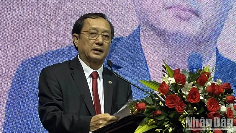 Le ministre des Sciences et des Technologies, Huynh Thành Dat, prend la parole lors du forum.
