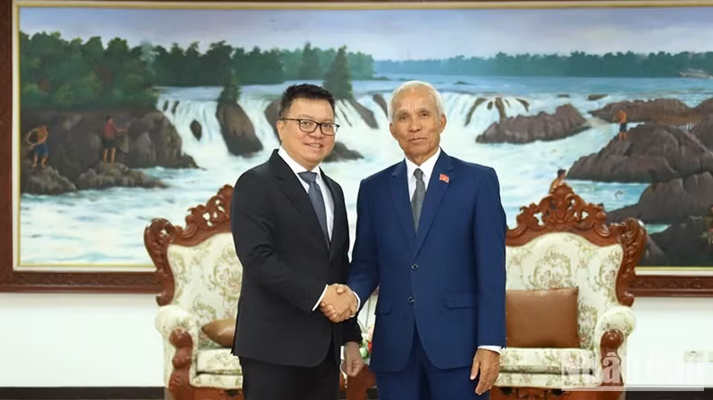 Le rédacteur en chef du journal Nhân Dân, Lê Quôc Minh, et le président de la Commission centrale de la Propagande et président du Conseil théorique du Comité central du LPRP, Khamphan Pheuyavong. Photo : NDEL.