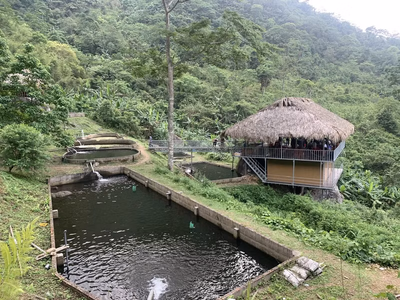 Zone d’élevage de truites et d’esturgeons au sommet de Pù Lâu. Zone d’élevage de truites et d’esturgeons au sommet de Pù Lâu.