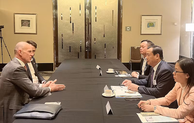  Le directeur général de l’Administration nationale du tourisme du Vietnam, Nguyen Trung Khanh, travaille avec l’Office national du tourisme d’Australie. Photo : https://bvhttdl.gov.vn/