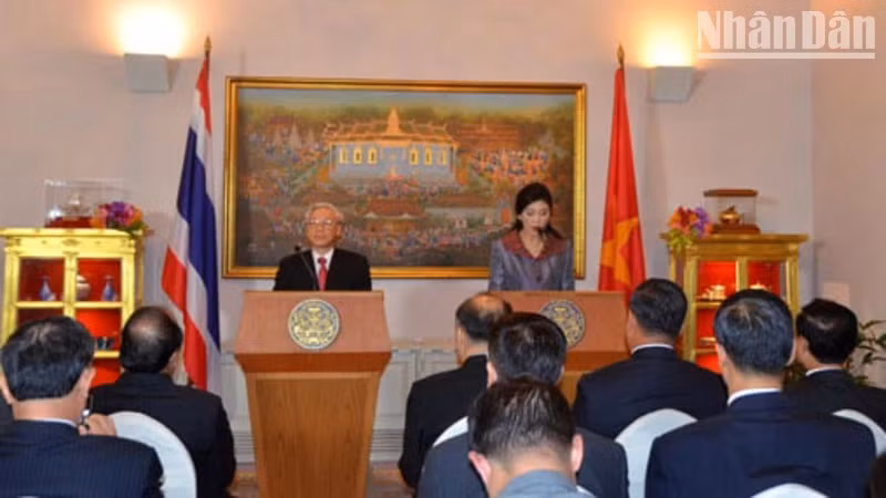 Lors de sa visite officielle en Thaïlande du 25 au 27 juin 2013, le secrétaire général Nguyên Phu Trong a élevé les relations Vietnam-Thaïlande au niveau de partenaire stratégique. Photo : Xuan Son. 