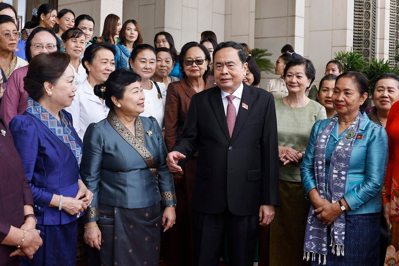 Le président de l'Assemblée nationale (AN), Tran Thanh Man, et des représentantes des Unions des femmes du Laos et du Cambodge, ainsi que des femmes d'affaires de ces deux pays. Photo : VNA.
