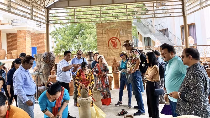 Une délégation de professionnels du tourisme indien en visite à Bàu Truc, un village de potiers dans la province de Ninh Thuân. Photo : NDEL.