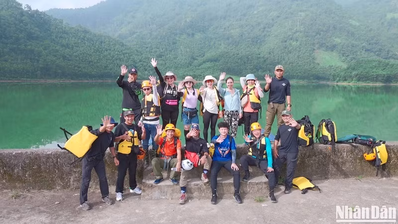 Chaque tour est conçu pour 8 à 12 participants, débutant par une balade en bateau d’environ 15 minutes sur le lac Vai Miêu, entouré d’une nature verdoyante.