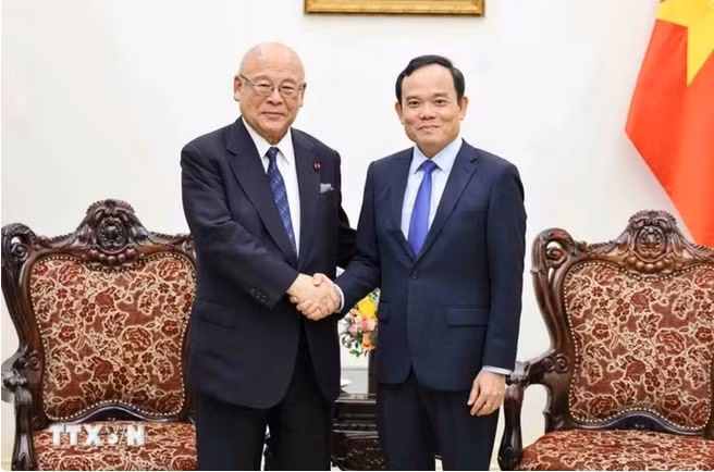 Le vice-Premier ministre Trân Luu Quang (à droite) et le conseiller spécial de l’Alliance d’amitié parlementaire Japon-Vietnam, Takebe Tsutomu, à Hanoi, le 22 juillet. Photo : VNA.
