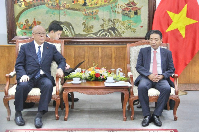 Le vice-ministre de la Culture, des Sports et du Tourisme, Hoàng Dao Cuong, a eu mardi une réunion avec le conseiller spécial de l’Union des Parlementaires d’Amitié Japon-Vietnam, Takebe Tsutomu. Photo : toquoc.