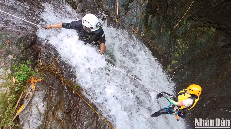 Après la première cascade, la deuxième (cascade principale) est plus difficile, avec une hauteur de 15 mètres et de nombreux rochers. L’expert Trân Xuân Thanh est toujours présent au sommet pour encourager et aider les touristes à avoir confiance en eux et à relever le défi.