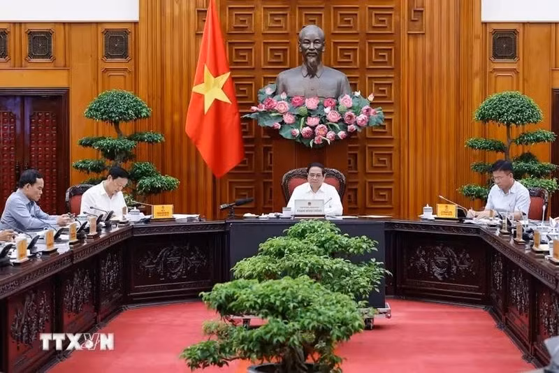 Réunion de la permanence du gouvernement avec les ministères et organes compétents pour discuter de la politique d'investissement du chemin de fer à grande vitesse Nord-Sud. Photo : VNA.