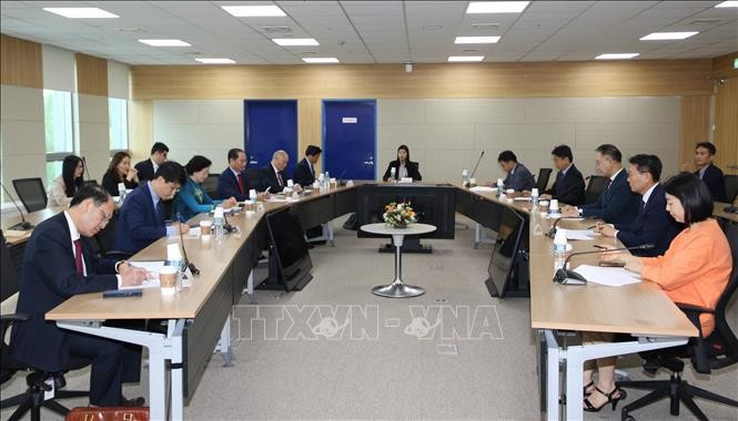 La ministre de l'Intérieur Pham Thi Thanh Tra rencontre des représentants de l’Institut national de développement des ressources humaines (NHI) de République de Corée. Photo : VNA.
