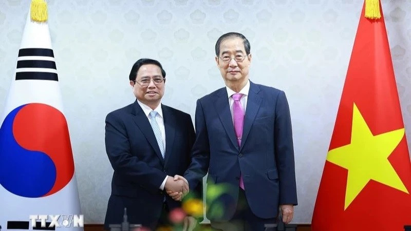 Le Premier ministre Pham Minh Chinh (à gauche) et son homologue coréen Han Duck-soo. Photo : VNA.
