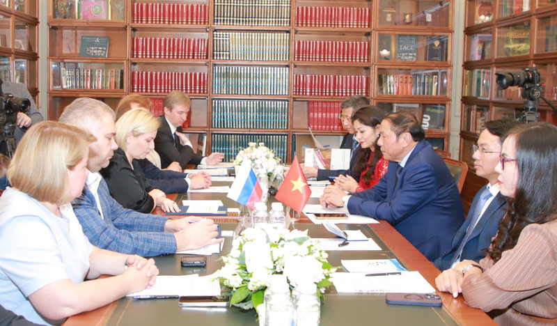 Le ministre vietnamien de la Culture, des Sports et du Tourisme, Nguyen Van Hùng, et la ministre de la Culture de la Fédération de Russie, Olga Lyubimova, ont co-présidé la première session du Groupe de travail Vietnam-Russie sur la coopération culturelle. Photo: Toquoc