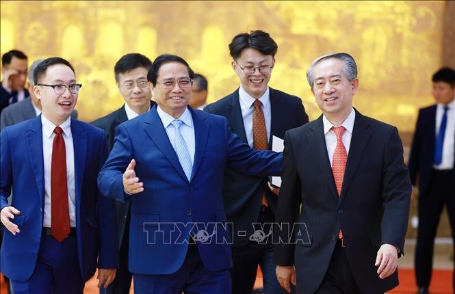 Le Premier ministre Pham Minh Chinh et l'ambassadeur de Chine au Vietnam, Xiong Bo. Photo : VNA.