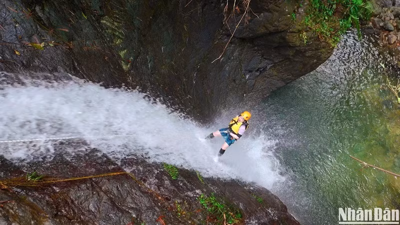 Trân Thi Anh Trâm (34 ans, Hanoï) a conquis la première cascade de 8 mètres de haut. Elle partage qu’elle avait vu le canyoning dans des films étrangers et lors de quelques circuits touristiques à Lâm Dông, Quang Binh... Sachant qu’il y avait un tour de canyoning à Thai Nguyên, pratique d’accès et ne nécessitant pas beaucoup de temps, elle s’est inscrite.