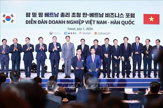 Le Premier ministre Pham Minh Chinh assiste à la remise des procès-verbaux de coopération entre les entreprises vietnamiennes et sud-coréennes, le 1er juillet à Séoul. Photo : VNA.