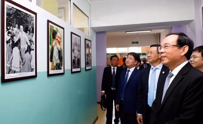 Le secrétaire du Comité du Parti de Hô Chi Minh-Ville, Nguyen Van Nen, et d’autres délégués visitent l’exposition présentant des images du Président Hô Chi Minh à l’école Hô Chi Minh en Mongolie. Photo : SGGP.