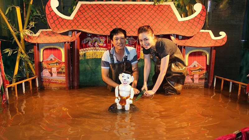 L’artiste, Phan Thanh Liêm, et son élève Hoang, Huong Giang. Photo fournie par l’artiste. 