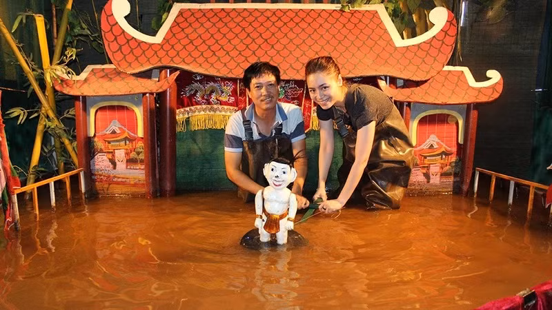 L’artiste, Phan Thanh Liêm, et son élève Hoang, Huong Giang. Photo fournie par l’artiste. 