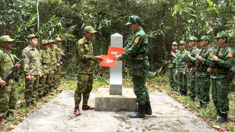 La Délégation du poste de garde-frontière de Ban Giàng (Garde-frontière de Hà Tinh, Vietnam) et la Compagnie de garde-frontières 311 (Commandement militaire de la province de Khammouane, Laos) ont également organisé des patrouilles conjointes du 1er au 3 juillet. Photo : BP.