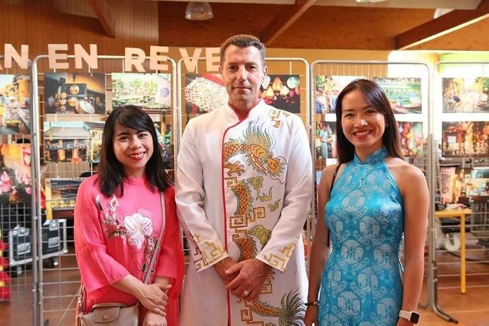 Le maire de la Ville de Languidic, Laurent Duval, a pris une photo avec les organisateurs du programme.