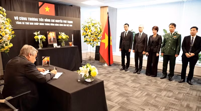 Le Secrétaire général de l’ONU, Antonio Guterres, rend hommage et signe le registre de condoléances pour le Secrétaire général Nguyên Phu Trong à la mission permanente du Vietnam auprès de l’ONU, le 24/7. Photo : Mission vietnamienne auprès de l’ONU. Le Secrétaire général de l’ONU, Antonio Guterres, rend hommage et signe le registre de condoléances pour le Secrétaire général Nguyên Phu Trong à la mission permanente du Vietnam auprès de l’ONU, le 24/7. Photo : Mission vietnamienne auprès de l’ONU.