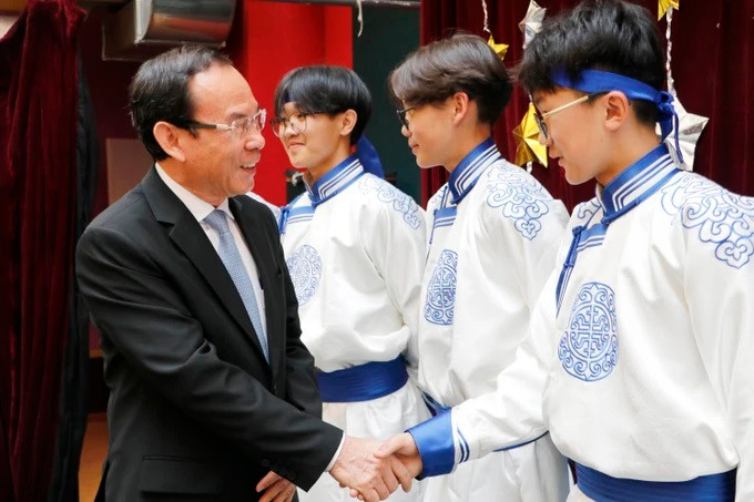 Le 3 juillet 2024, le secrétaire du Comité du Parti de Hô Chi Minh-Ville, Nguyen Van Nen, a rencontré des élèves de l’école Hô Chi Minh en Mongolie. Photo : SGGP.