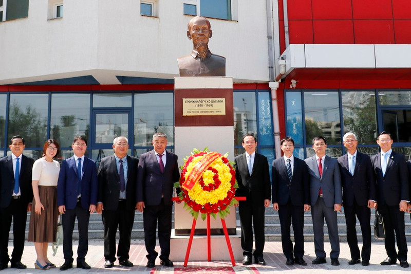 Le membre du Poliburo et secrétaire du Comité du Parti de Hô Chi Minh-Ville, Nguyên Van Nên (5e à partir de la droite) rend un hommage floral au monument du président Hô Chi Minh dans l’enceinte de l’école Hô Chi Minh. Photo : SGGP.