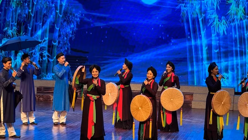 Des artistes et acteurs du Théâtre de chant populaire Quan Ho se sont produits lors du programme de la réunion.