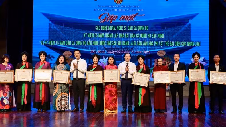 Les artisans ayant contribué de manière significative à la préservation du patrimoine ont été honorés et se sont vus décerner des certificats de mérite.