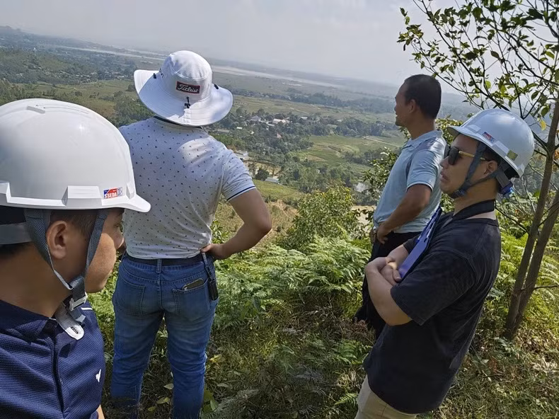 Les ingénieurs du projet inspectent la zone de régénération forestière.