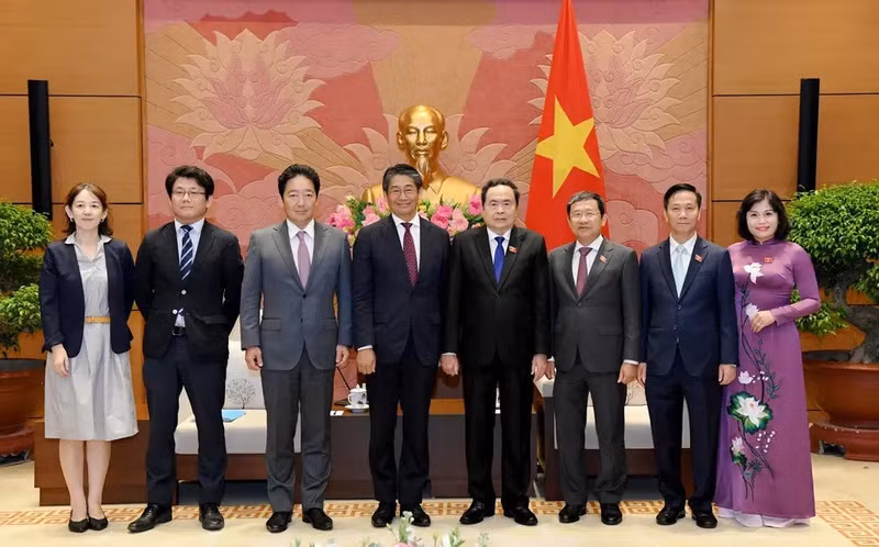 Le président de l'AN Tran Thanh Man (4e de droite à gauche), l'ambassadeur du Japon au Vietnam Ito Naoki et d'autres délégués à la Maison de l'AN le 9 octobre 2024. Photo : daibieunhandan.vn