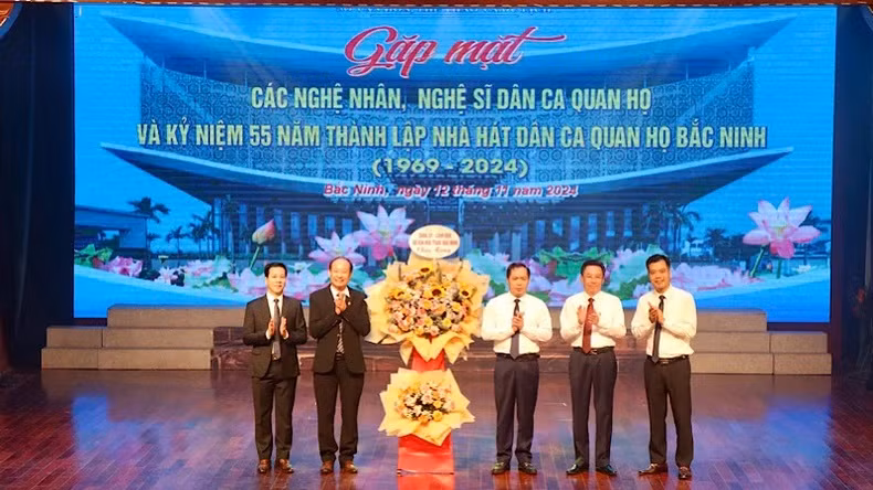 Le dirigeant du Service de la Culture, des Sports et du Tourisme de Bac Ninh félicite le Théâtre de chant populaire Quan ho à l'occasion de son anniversaire.