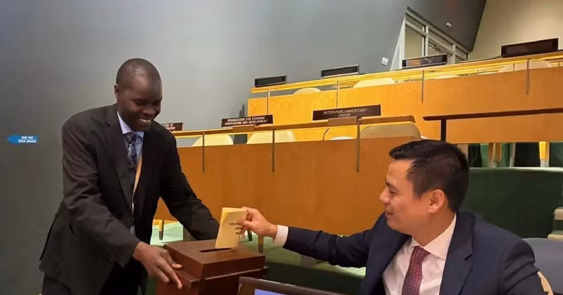 L'ambassadeur Dang Hoang Giang, chef de la Mission permanente du Vietnam auprès des Nations Unies participe au vote des membres de la CNUDCI pour le mandat 2025-2031. Photo: VNA