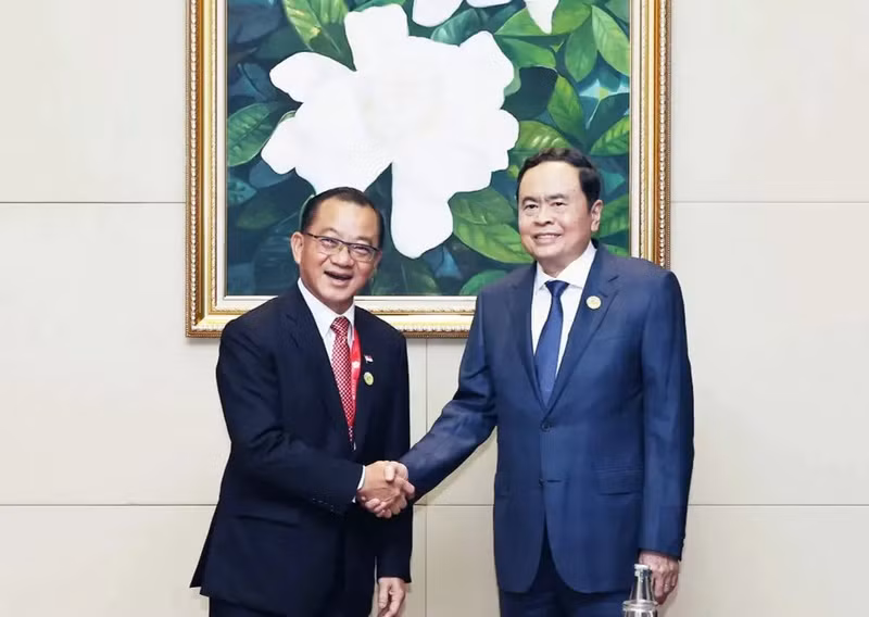 Le président de l'Assemblée nationale Tran Thanh Man (droite) rencontre le président du Parlement de Singapour, Seah Kian Peng, en marge de l'Assemblée générale de l'AIPA-45 au Laos. Photo : VNA.