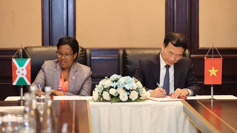 Le ministère de l’Information et de la Communication du Vietnam et le ministère de la Communication, des Technologies de l’Information et des Multimédias de la République du Burundi ont signé un protocole d’accord sur la coopération et le soutien au développement des technologies de télécommunication. Photo : VNN.