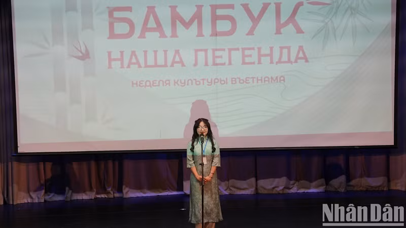 La présidente du comité organisateur, Trân Công Tâm Anh, prend la parole lors de l’événement. La présidente du comité organisateur, Trân Công Tâm Anh, prend la parole lors de l’événement.