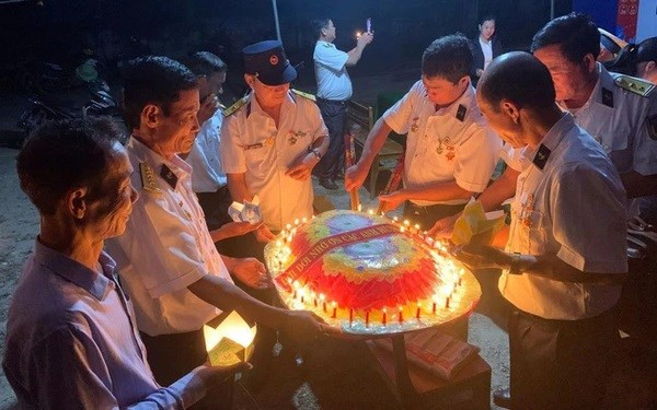 Hommage aux héros morts sur l’île de Gac Ma à Quang Binh. Photo : VNA.