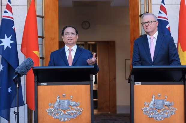 Le Premier ministre Pham Minh Chinh et son homologue australien Anthony Albanese lors de la rencontre avec la presse. Photo : VNA.