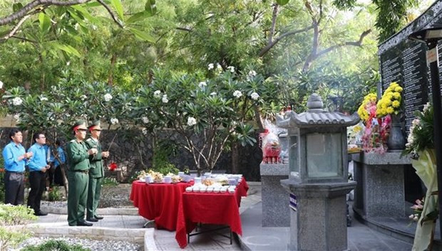 Cérémonie pour rendre hommage aux héros de Gac Ma à Khanh Hoa. Photo : VNA.