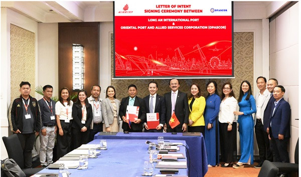 Le 21 mars, le port international de Long An au Vietnam et Oriental Port and Allied Services Corporation (OPASCOR) aux Philippines ont signé une lettre d’intention pour établir une relation de jumelage. Photo : baodautu.