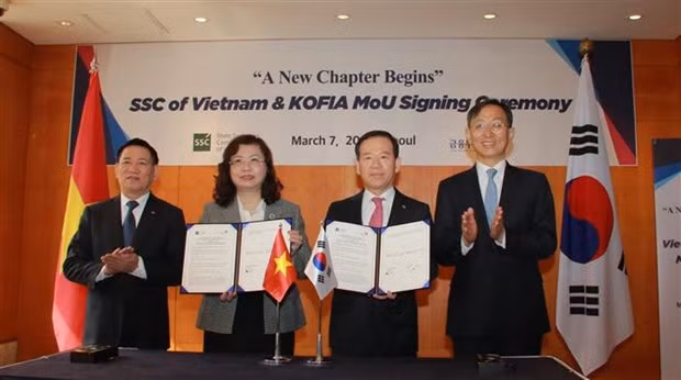 Cérémonie de signature d'un protocole d'accord entre la Commission nationale des valeurs mobilières du Vietnam et l'Association sud-coréenne des investissements financiers. Photo : VNA.