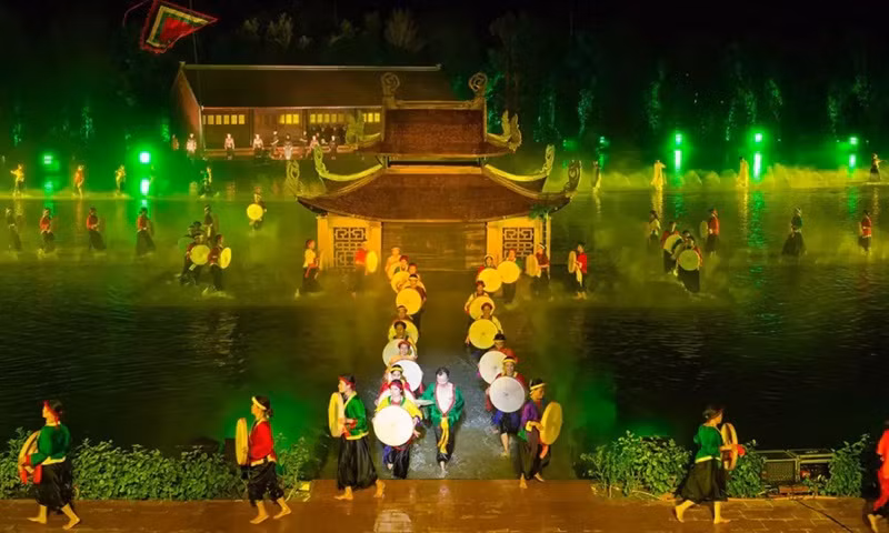 Le spectacle vivant « La Quintessence du Tonkin – Tinh Hoa Bắc Bộ » est devenu une marque du tourisme de Hanoï. Photo : Traveloka.