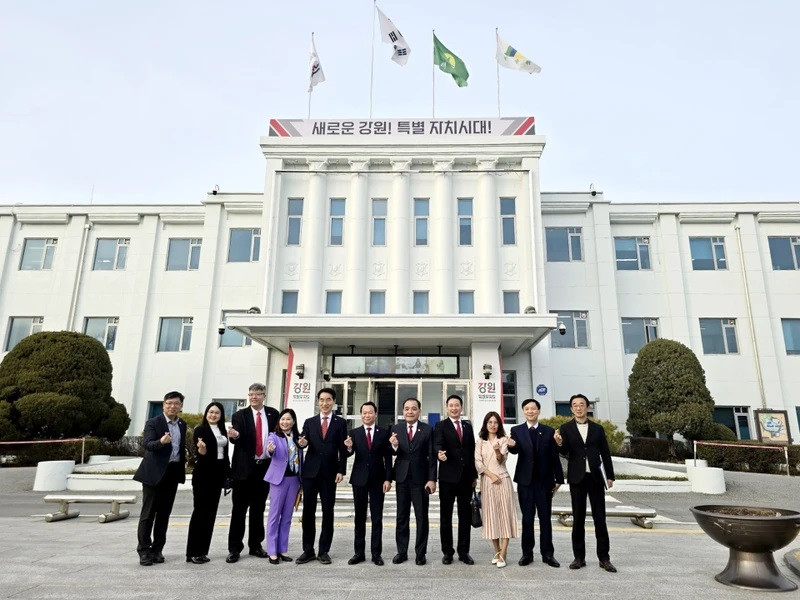 Le vice-gouverneur de la province de Gangwon, Kim Myung-sun a pris des photos souvenirs avec la délégation de Yên Bai. Photo : NDEL