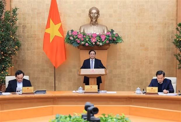 Le Premier ministre Pham Minh Chinh (debout) lors de la réunion. Photo : VNA.