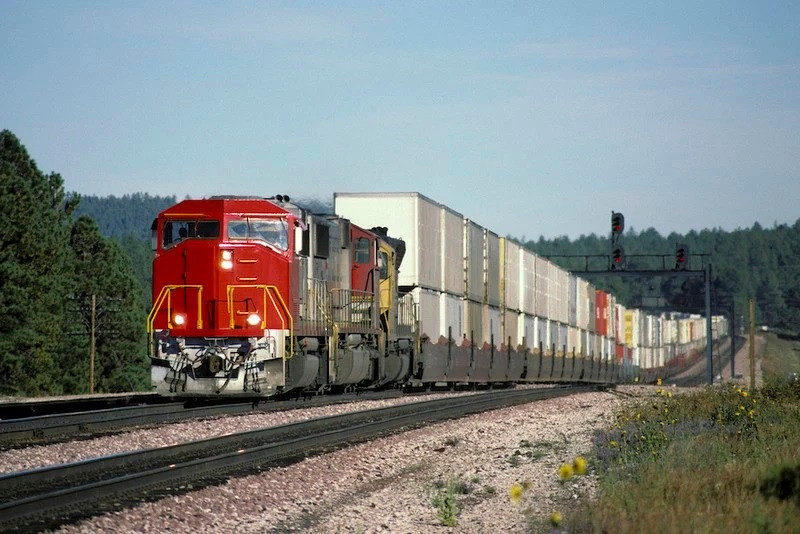 Il est possible d’éliminer la pollution de l’air causée par les trains de fret fonctionnant au diesel grâce à la conversion de la propulsion diesel vers une propulsion électrique par batterie. Photo : iStock.
