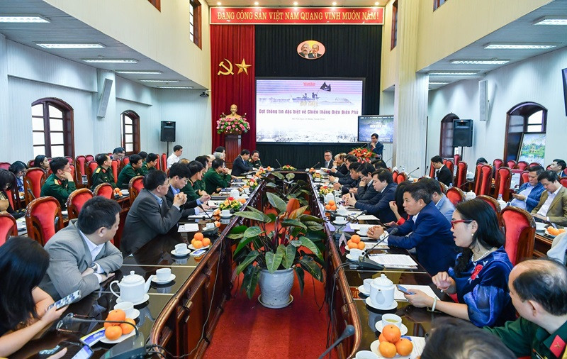 Cérémonie de présentation de la campagne d’informations spéciales sur la victoire de Diên Biên Phu sur le journal Nhân Dân. 