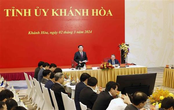 Le Président de l’Assemblée nationale, Vuong Dinh Huê lors de la séance de travail avec la permanence du comité du Parti de la province centrale de Khanh Hoa. Photo : VNA.