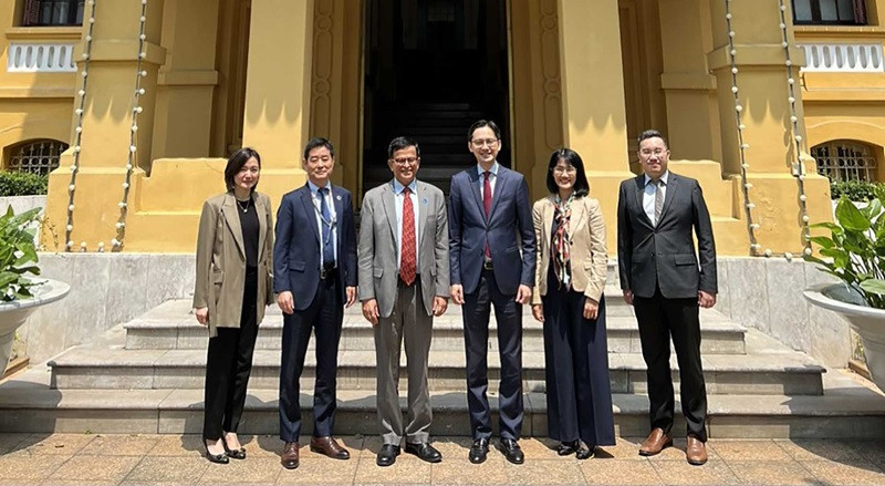 Le vice-ministre des Affaires étrangères Dô Hùng Viêt, a reçu Nikhil Seth, sous-secrétaire général des Nations Unies et directeur général de l’Institut des Nations unies pour la formation et la recherche. Photo : baoquocte