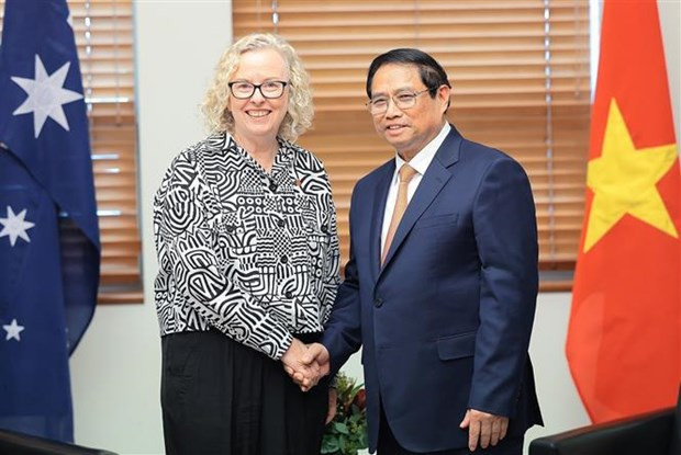 Le Premier ministre Pham Minh Chinh et la vice-présidente de la Chambre des Représentants d'Australie et présidente du Groupe des parlementaires d'amitié Australie - Vietnam Sharon Claydon. Photo : VNA.