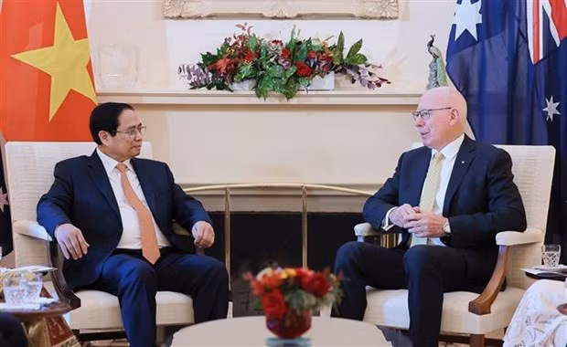 Le Premier ministre Pham Minh Chinh (à gauche) rencontre à Canberra le gouverneur général d’Australie, David Hurley. Photo : VNA.