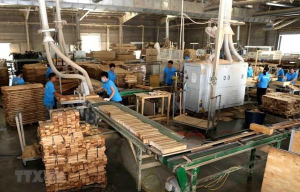 Les entreprises de bois et de meubles exhortées à utiliser le commerce électronique pour dynamiser leurs exportations. Photo : VNA